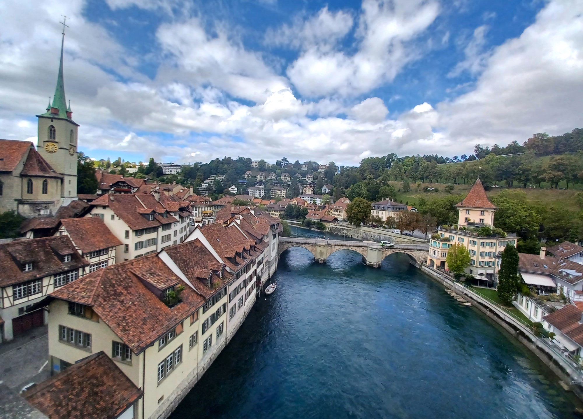 Szwajcaria Berno widok z mostu z prawej strony